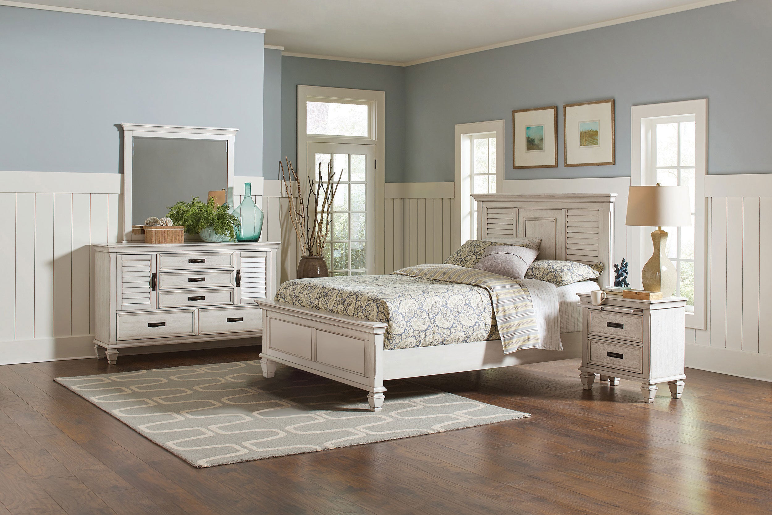 Dar Furniture - Coaster - Franco 4-piece Queen Bedroom Set Distressed White - 205331Q-S4