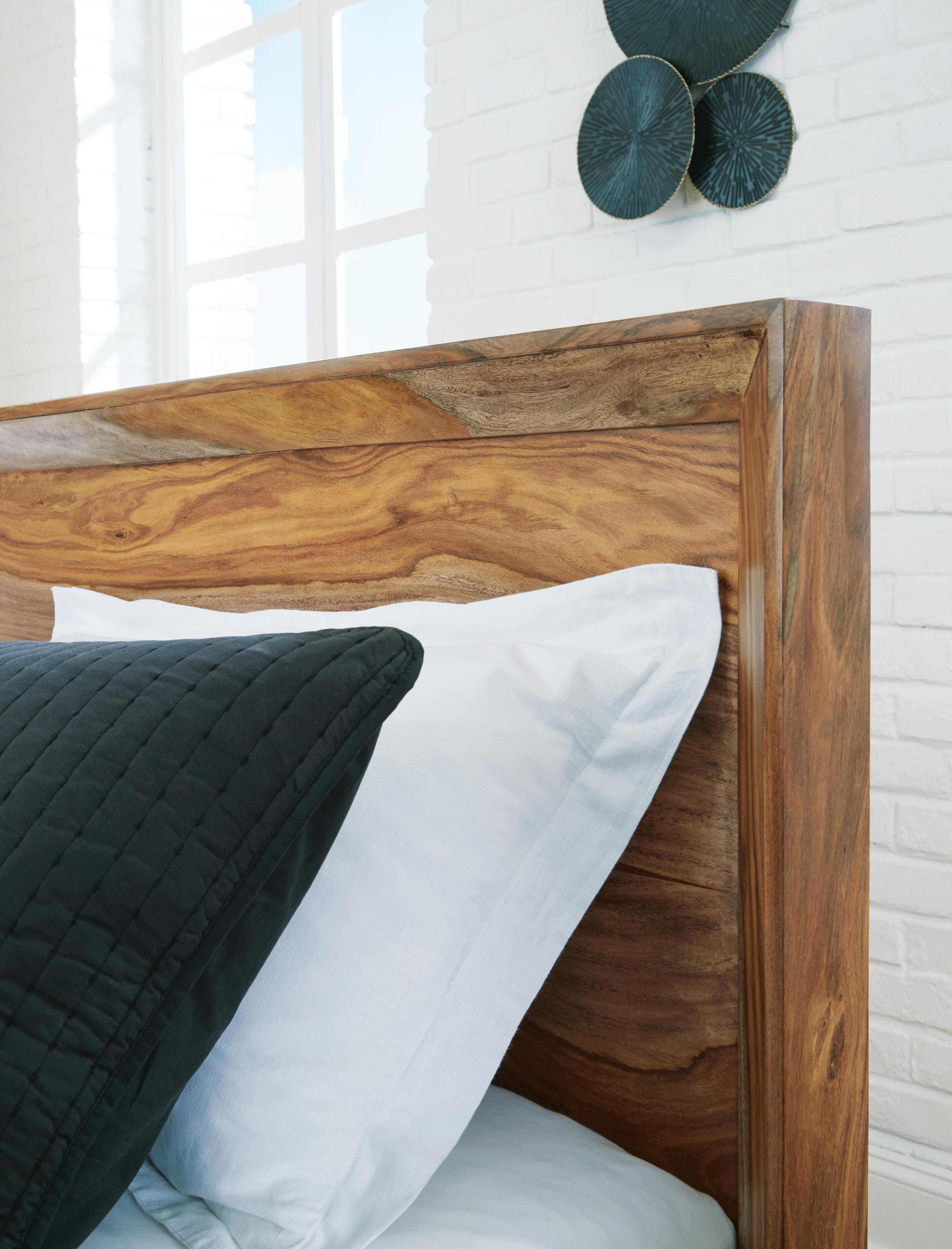 Dressonni King Panel Bed