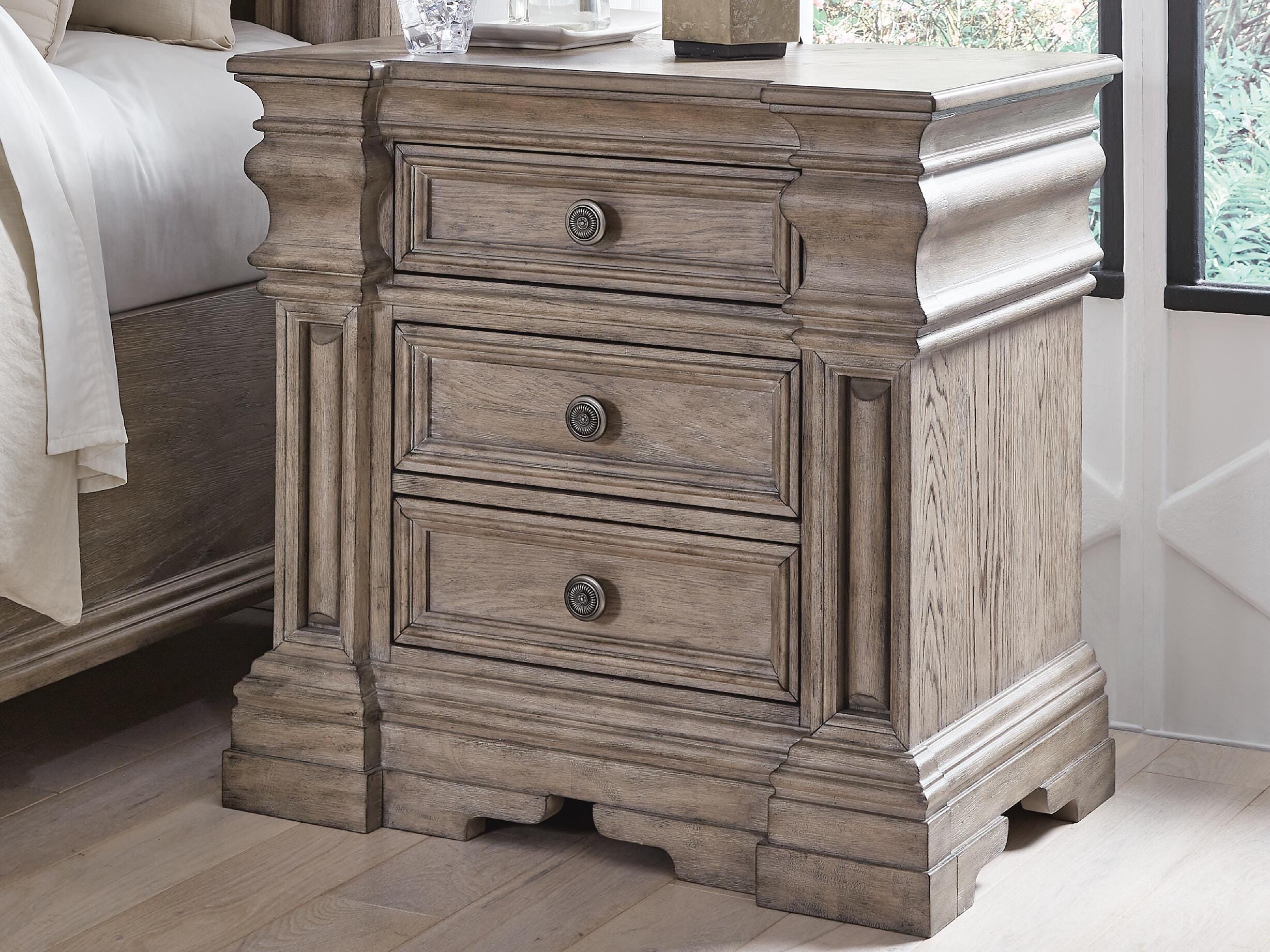 Dar Furniture - Ashley Furniture - Blairhurst Nightstand - Three Drawer Night Stand / Light Grayish Brown - B916-93
